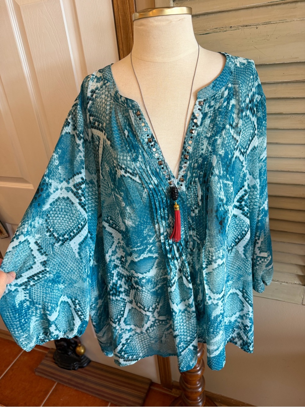 COMO Woman Teal Snake Print Top